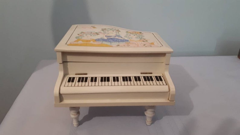 Vintage child/'s piano jewellery box Plays Somewhere my Love