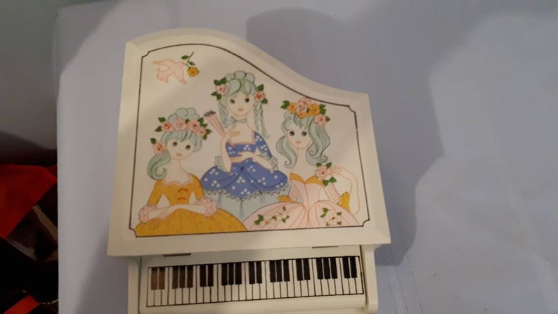 Vintage child/'s piano jewellery box Plays Somewhere my Love