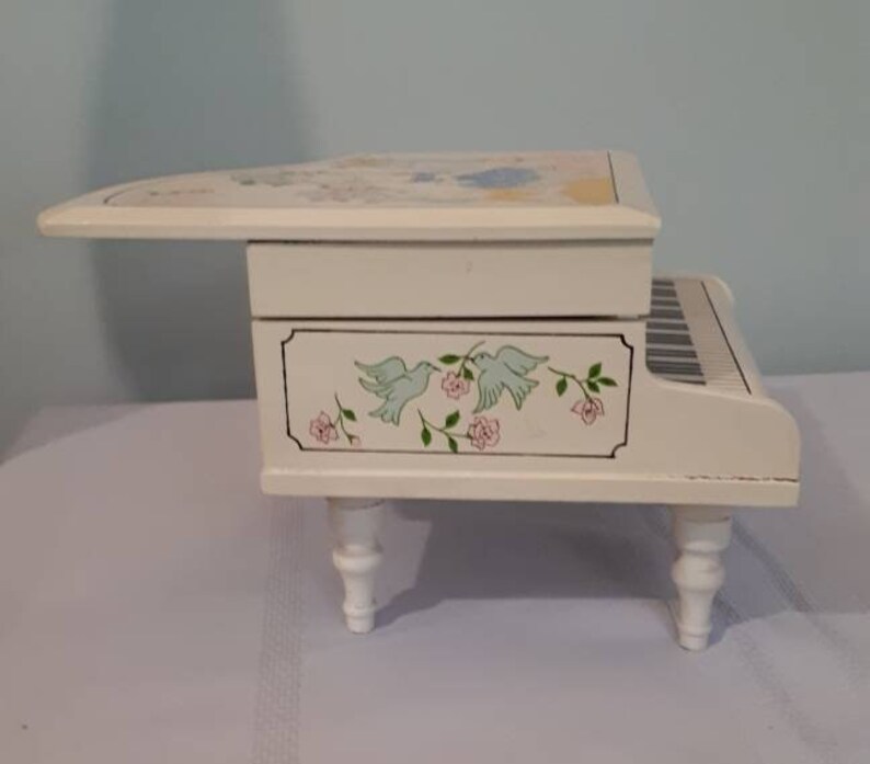 Vintage child/'s piano jewellery box Plays Somewhere my Love