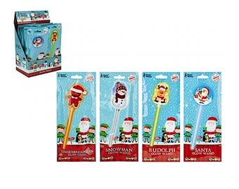Op de afbeelding: Kerstthema glow wands met Gingerbread Man, Snowman, Rudolph en Santa ontwerpen. Elke toverstaf heeft een kleurrijke karakter topper en een handvat. De verpakking bevat de tekst "Glow Wand".