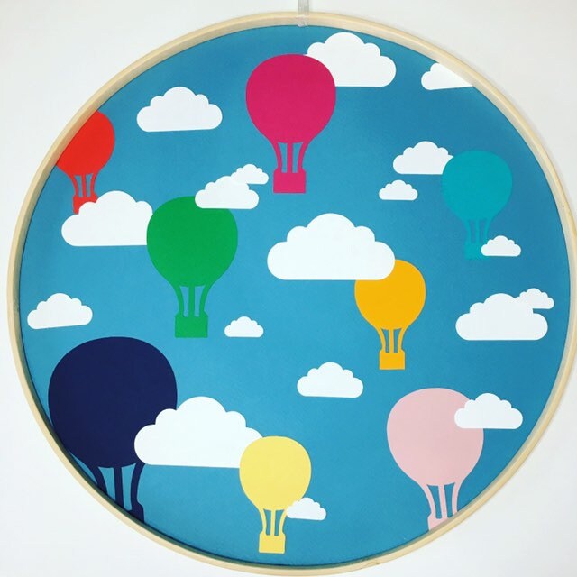 Tableau Décoration Murale Hublot Envolée de Montgolfière Arc en Ciel