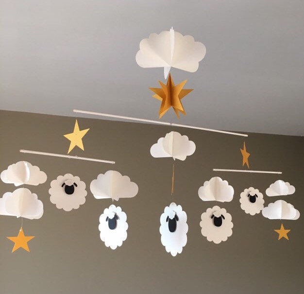 Mobile Bébé Enfant Cinétique Montessori Mouton Nuages et Étoiles Décoration Chambre Blanc Doré Origa