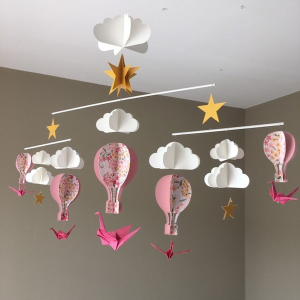 Mobile bébé montgolfière montessori rose à motif fleuri origami décor pouponnière