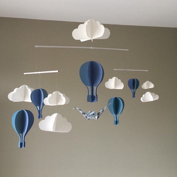 Kinetisches Baby-Mobile Origami-Heißluftballons blau grau Wolken weiß