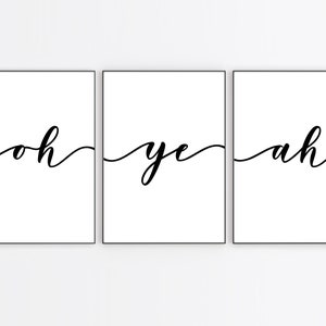 Puede incluir: Tres impresiones enmarcadas en blanco y negro con la palabra "oh yeah ah" escrita en cursiva.