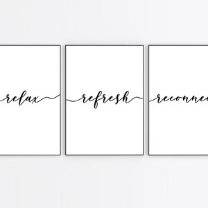Könnte beinhalten: Drei schwarze gerahmte Drucke mit weißen Hintergründen und schwarzer Kalligraphie. Die Drucke lauten "relax", "refresh" und "reconnect".