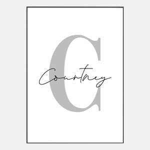 Könnte beinhalten: Ein weißer gerahmter Druck mit einem grauen Buchstaben C und dem Namen "Courtney" darunter in Kursivschrift.