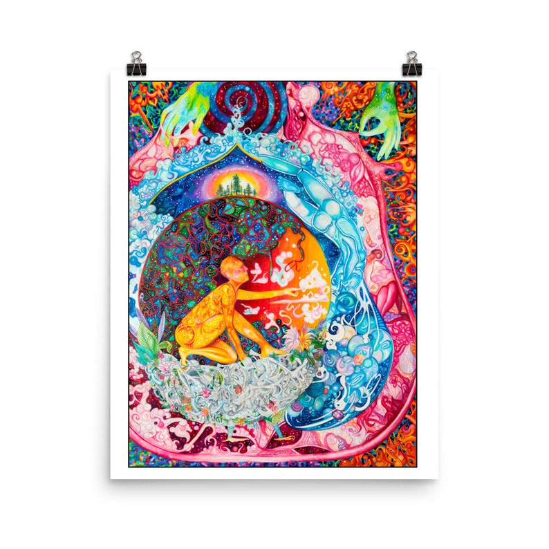 Puede incluir: Una pintura abstracta y colorida que presenta a una persona con un atuendo amarillo que se extiende hacia un mundo giratorio y multicolor. La pintura est&aacute; llena de detalles intrincados y colores vibrantes, creando una sensaci&oacute;n de asombro y misterio.