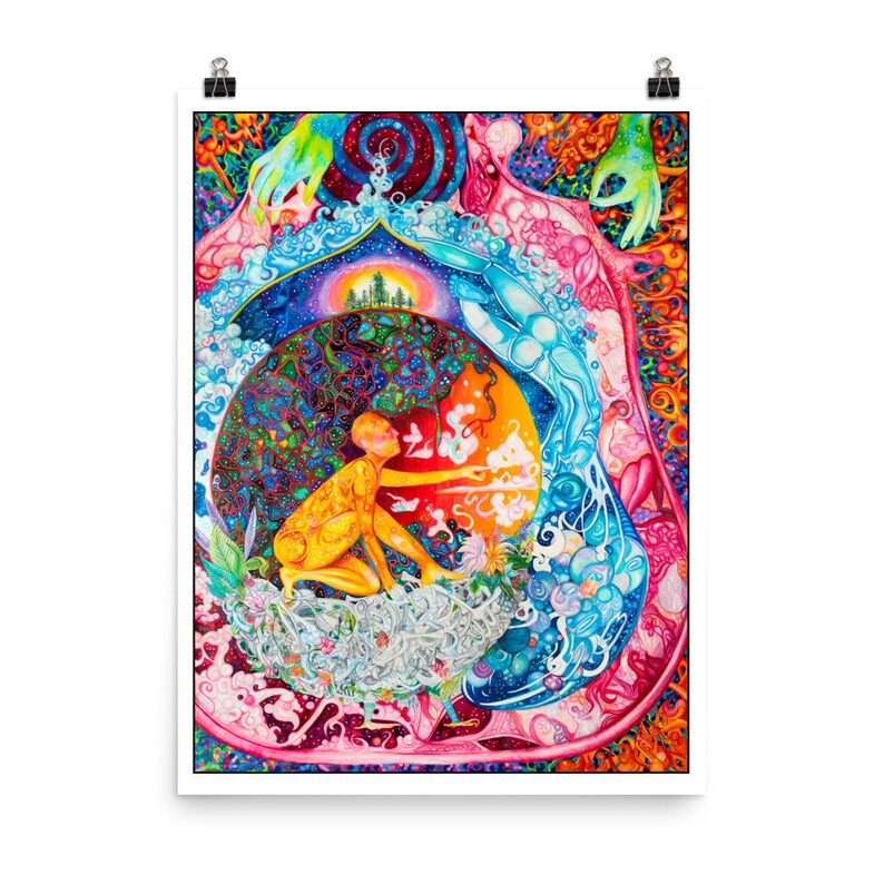 Puede incluir: Una pintura abstracta y colorida que representa a una persona con un traje de cuerpo entero amarillo y naranja que se extiende hacia una nube blanca. La persona est&aacute; rodeada de colores y patrones en espiral, incluyendo azul, verde, rosa y morado.