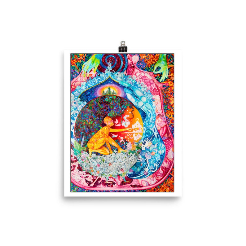 Puede incluir: Una pintura abstracta colorida que representa a una persona sentada dentro de un c&iacute;rculo rodeado de patrones y colores que giran. La persona est&aacute; extendiendo una mano hacia un peque&ntilde;o objeto blanco.