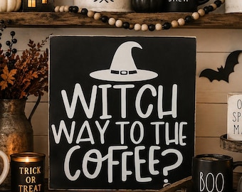 Peut inclure: Un panneau carré en bois noir avec un motif blanc représentant un chapeau de sorcière en haut et le texte blanc "WITCH WAY TO THE COFFEE?" écrit dans une police arrondie et décontractée. Le panneau présente une finition usée sur les bords.