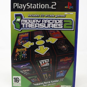 Puede incluir: Caja de juego de PlayStation 2 con un borde azul. La parte frontal de la caja presenta un fondo verde y negro con el título "Midway Arcade Treasures 2" en texto blanco. La caja incluye 20 juegos de arcade, incluyendo Mortal Kombat 2-3, Narc, y más. El juego está clasificado 16+ por PEGI.