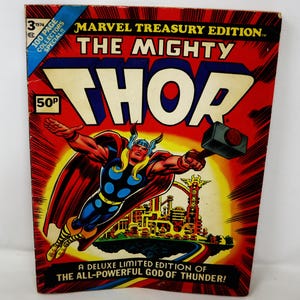 Puede incluir: Un cómic vintage titulado "Marvel Treasury Edition: The Mighty Thor". La portada presenta una ilustración dinámica de Thor, el superhéroe, con una capa roja, un traje azul y amarillo y un martillo. El fondo es una vibrante mezcla de rojo, amarillo y naranja.