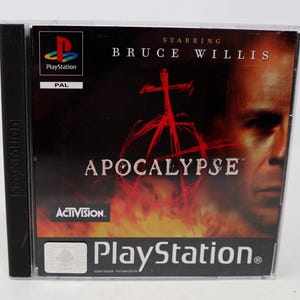 Peut inclure: Boîtier de jeu PlayStation pour "Apocalypse" avec Bruce Willis. La couverture présente un graphisme rouge et une image partielle du visage de Willis sur un fond sombre. Les logos PlayStation et Activision sont visibles.