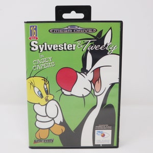 Puede incluir: Un cartucho de juego Sega Mega Drive con un fondo verde y una imagen de dibujos animados de Silvestre el gato y Piolín. El título del juego es "Sylvester & Tweety in Cagey Capers".
