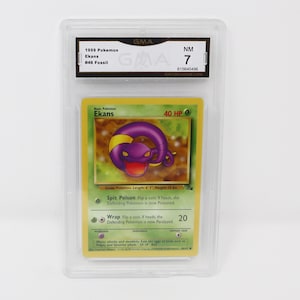 Peut inclure: Une carte à jouer Pokémon représentant Ekans, un Pokémon serpent violet et jaune. La carte est de l'ensemble Fossil et a une cote de 40 PV. Le texte de la carte décrit les capacités d'Ekans, Spit Poison et Wrap.