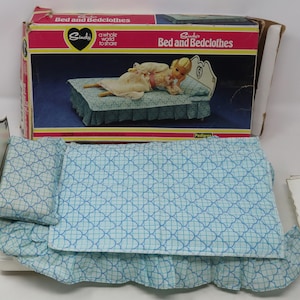 Vintage 1970s Pedigree Sindy&#39;s Bed and Bedclothes Ref. No. 44503 Boxed Furniture For Sindy Dolls House Bedroom