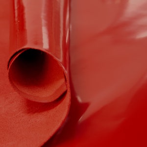 Italian Abrasivatto cowhide, matt laminated and with a premium appearance ABRASIVATTO I Rojo