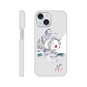 Peut inclure: Une coque de smartphone gris clair avec une illustration au trait noir et blanc représentant une personne aux cheveux ondulés et aux lèvres rouges, entourée de deux serpents. Le motif inclut des feuilles vertes et une lettre N noire.