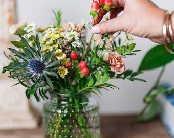 Fresh Flower Posy: Botanical Letterbox Gift with Card