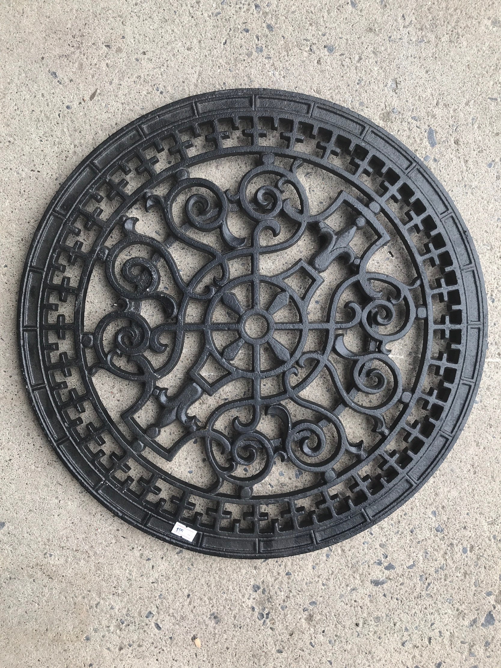 Grille ronde de plancher en fonte — Cité du Feu