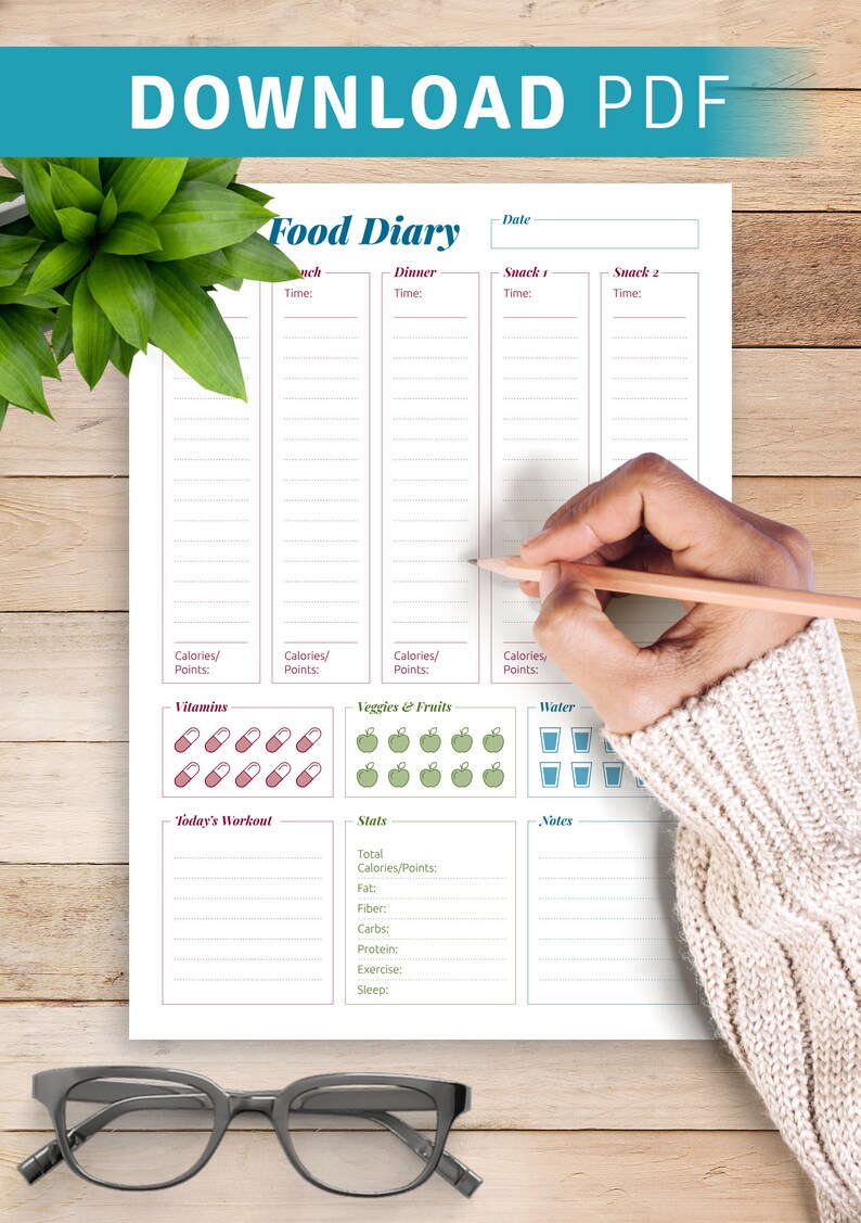 Pu&ograve; includere: Un modello PDF stampabile di diario alimentare con sezioni per pasti, spuntini, vitamine, assunzione di acqua, allenamenti e statistiche giornaliere. Il documento include le intestazioni Date, Lunch, Dinner, Snack 1, Snack 2, Vitamins, Veggies & Fruits, Water, Today's Workout, Stats e Notes.