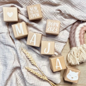 Cubos de madera • Cubos con nombres • Bloques de madera Cubos decorativos Regalo de nacimiento con bordes redondeados • Mesa de cumpleaños • Letras • Regalo con nombre