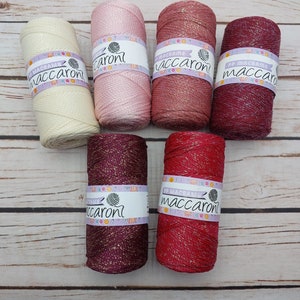 Pode incluir: Seis rolos de cordão de macramé em vários tons de rosa, vermelho e bege. Cada rolo tem um rótulo que diz "PP Macrame Maccaron".