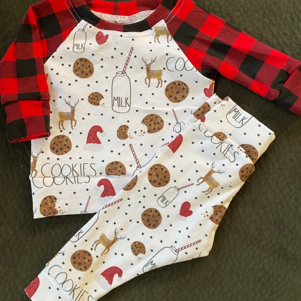 Christmas cookies and milk outfit, raglan top, leggings, lounge set. Girl outfit. Santa outfit. Holiday outfit, pajamas. Boy checker.