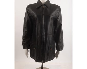 Könnte beinhalten: Schwarze Lederjacke mit Kragen und durchgehendem Reißverschluss. Die Jacke hat zwei Vordertaschen mit Reißverschluss und wird auf einer Schaufensterpuppe präsentiert. Die Jacke ist ein mittellanger Mantel.