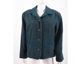 Puede incluir: Una chaqueta de tweed azul verdoso con cuello de terciopelo azul verdoso y cuatro botones plateados. La chaqueta tiene dos bolsillos con ribete de terciopelo azul verdoso.