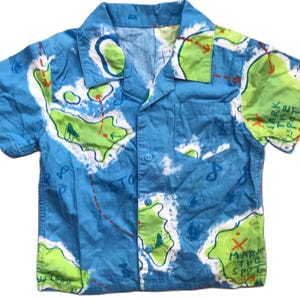 Vintage 9-12 Monate altes Hemd mit hell buntem Print Karte für Jungen Kurzarmhemd