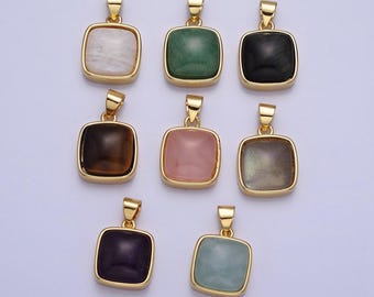 Könnte beinhalten: Acht goldene Anhänger mit quadratischen Edelsteinen. Die Edelsteine sind in verschiedenen Farben, darunter weiß, grün, schwarz, braun, rosa, grau, lila und blau.