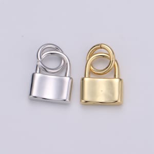Puede incluir: Dos pequeños dijes de candado, uno plateado y otro dorado. Los dijes están diseñados con una forma de candado simple y clásica y tienen un bucle en la parte superior para sujetarlos a una cadena o pulsera.