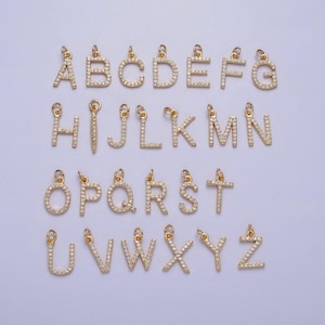 Delicado colgante con letra inicial en micro pavé de circonitas cúbicas en oro, letra pequeña, dije de alfabeto cúbico, dije colgante con letras en micro pavé de 15 mm.