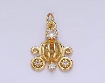 Puede incluir: Encanto de tono dorado en forma de carruaje con detalles de cristal transparente. El carruaje tiene dos ruedas y una parte superior abovedada.