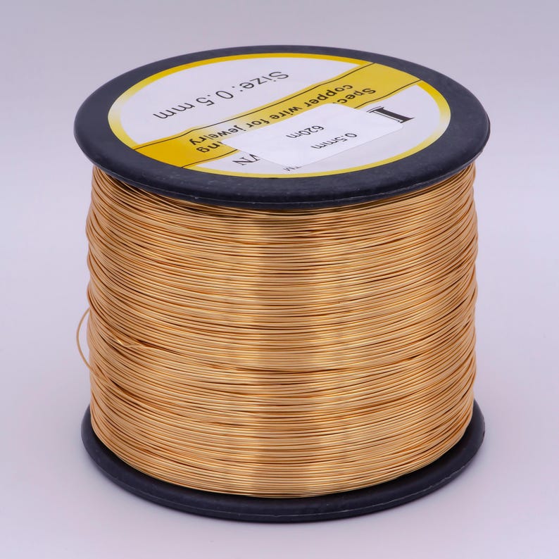 Pu&ograve; includere: Un rotolo di filo di rame color oro, etichettato "Dimensione 0,5 mm", "Filo di rame per gioielli" e "Dimensione 0,5 mm".