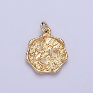 Gold geprägter Kirschblütenblumen Medaillon Anhänger, 16k gold filled texturierter Blumen florette gewellter Münze Design Charme | x-780