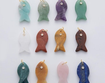 Ciondolo a forma di pesce grande in oro 18 carati da 38,8 mm con pietra preziosa naturale e zirconi cubici, ideale per collane, bracciali e per la creazione di gioielli fai da te / D265