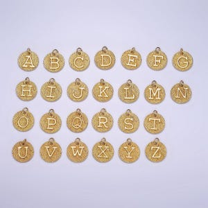 Dijes de letras del alfabeto en oro de 24 k, colgantes con letras en inglés, colgantes con monedas iniciales de 15 mm / a1119-a1131