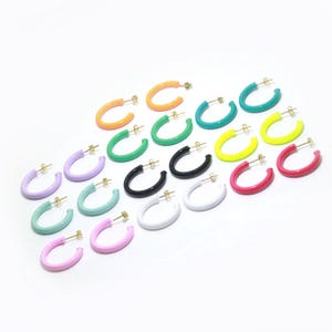 Brinco de argola fofo em ouro 14k preenchido com esmalte preto, azul-petróleo, branco, rosa, roxo, verde ou amarelo • Argola huggie de cartilagem de esmalte de 30 mm goft
