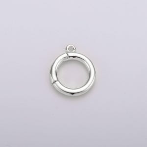 Op de afbeelding: Zilverkleurige metalen ringgesp met een kleine lus aan de bovenkant. De ring is open en kan worden gebruikt om sieraden of andere items aan te bevestigen.