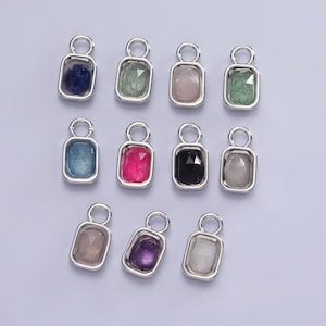 Puede incluir: Surtido de 10 colgantes de amuleto de plata con piedras preciosas de diferentes colores. Los amuletos son de forma rectangular y presentan una variedad de colores, incluyendo azul, verde, rosa, rojo, negro y blanco.