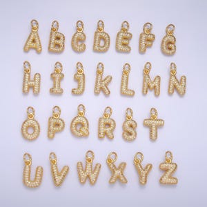 Delicado colgante de collar con letra de globo pavé de circonita cúbica con inicial de burbuja de hielo, colgante de letra de oro 3D, joyería con dije A015