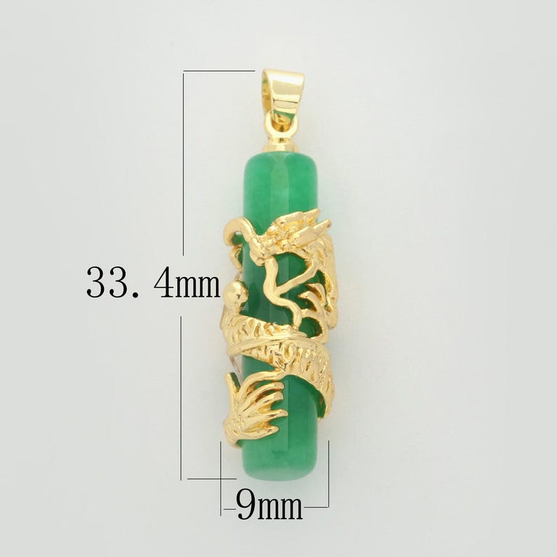 Op de afbeelding: Een gouden hanger met een groene jade-steen en een gedetailleerd drakenontwerp. De hanger is 33,4 mm lang en 9 mm breed.