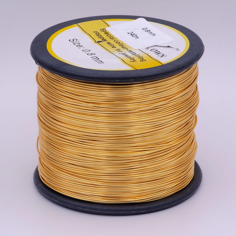 Pu&ograve; includere: Un rotolo di filo di rame color oro da 0,8 mm per la creazione di gioielli. Il rotolo &egrave; etichettato "Filo di rame speciale che mantiene il colore per gioielli" e "Dimensione: 0,8 mm".