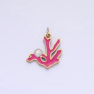 Op de afbeelding: Een gouden hanger met een roze koraaltak en een witte parel accent. De hanger is een delicaat en vrouwelijk sieraad.