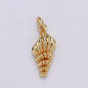 海のカタツムリの殻 24K ゴールドチャーム、ゴールデンカタツムリの殻ペンダントチャーム、チャーム、DIYジュエリー用チャーム、CHGF-001825