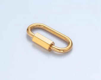 Könnte beinhalten: Ein goldfarbener, oval geformter Karabinerhaken mit einem sechseckigen Schraubverschlussmechanismus. Der Karabinerhaken besteht aus einem glänzenden Metallmaterial vor weißem Hintergrund. Das Design ist schlicht und modern.