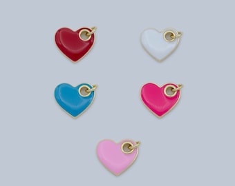 Puede incluir: Cinco dijes en forma de corazón con detalles dorados. Los dijes son rojos, blancos, azules, rosas y magenta.